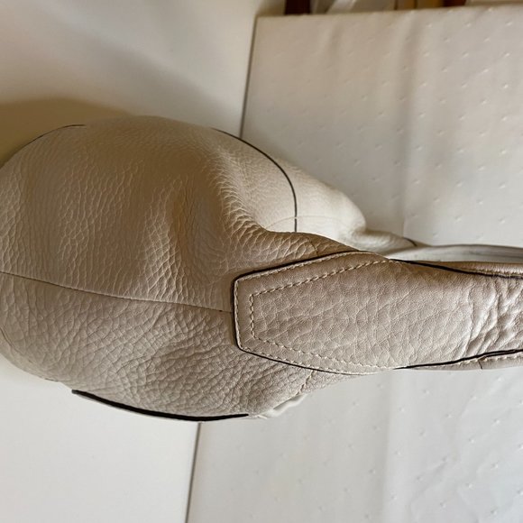 Pebbled Leather Coach Bag. - Picture 4 of 10